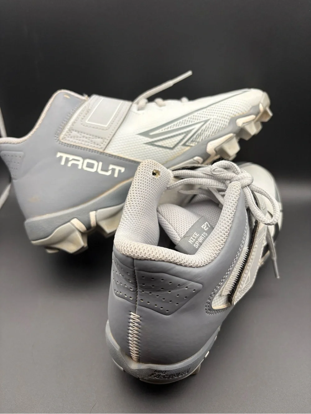 Nike Kids Gray Trout Baseball Cleats with Black Swoosh - Size 6.5